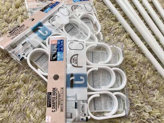 【ダイソー 突っ張り棒収納】6個入りのC字フックが大活躍！