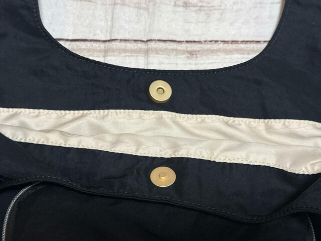 開口部はスナップボタン付きで、中身が飛び出しにくく安心