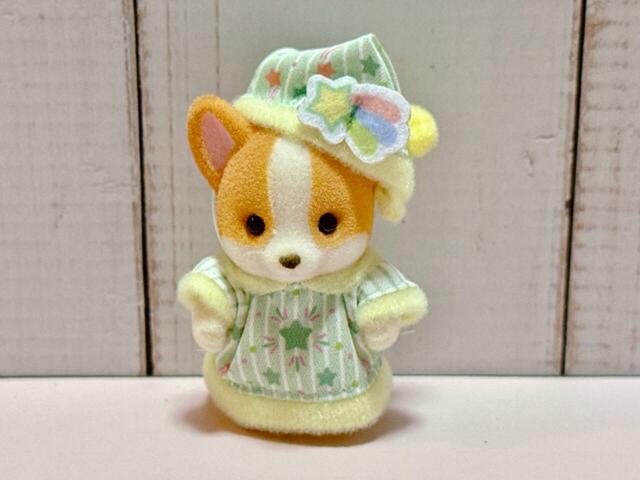 赤ちゃんは、グリーンのストライプ衣装