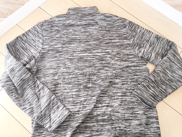 【ワークマン ストレッチマイクロフリース 長袖ハイネック】後ろはロゴもなくシンプル