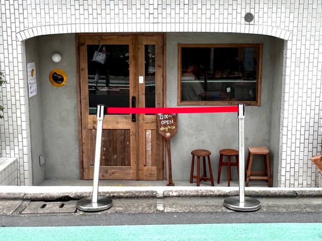 【dough-ist】11時の開店前からパン好きが並んでいます