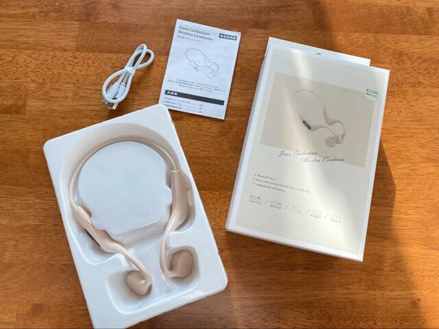 【3COINS 骨伝導ワイヤレスイヤホン】ベージュとパープルの2色があります