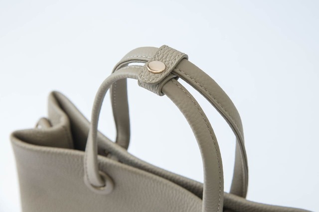 【しまむら「本革仕立ての大人向けレザーバッグ」】持ちやすい設計に