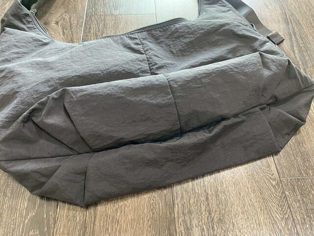 【GU ソフトナイロンコクーンショルダーバッグ】サイズは約縦27×横50×マチ13cm。A4サイズもしっかり入ります♪