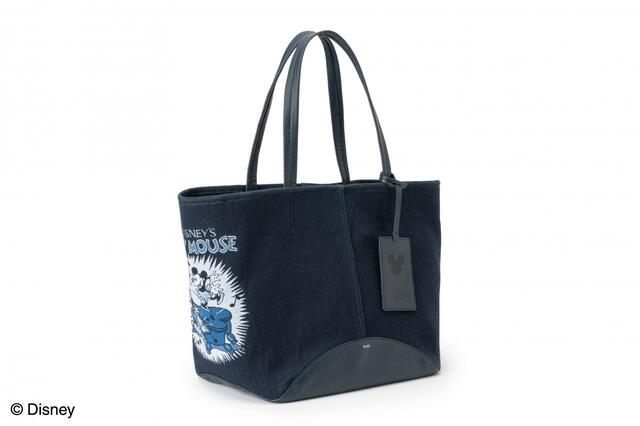 Disney100／和光限定 MANACOジャカードトートバッグ 税込¥99,000 色展開：ブルー、レッド素材：綿66％、ポリエステル34％、カーフスキン サイズ：26×35（上辺53）×マチ21cm【Moments of Magic at the Clock Tower】