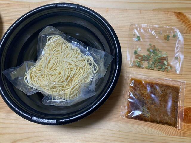 【3COINS＋plus ごはんもん レンジで本格生ラーメン 尾道醤油】生麺、かやく、スープが個包装になっています