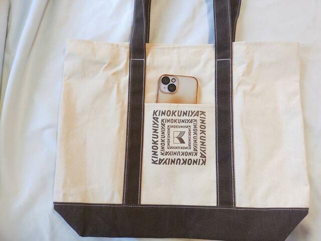 携帯、定期入れなど、サッと取り出したいものを出す時にも便利