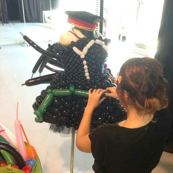 バルーンだけでつくった「鉄道ドレス」/鉄道ドレスでは最後に地下鉄路線を取り付ける