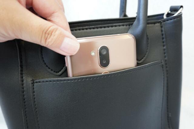 【KBF（ケービーエフ）2way ショルダーバッグ】背面のポケットにはスマホを入れられる