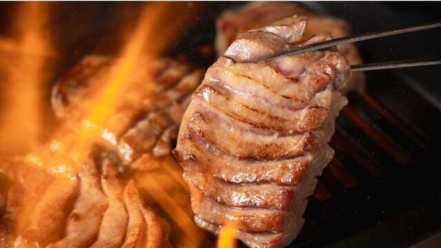 「元祖から受け継がれる!仙台牛タン」<期間:2025年3月3日〜>【厚さ20mm!極厚牛タンを好きなだけ!極上食べ放題が楽しめる“話題の焼肉店”が上野アメ横にオープン!】