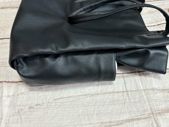 外側のボトルポケットに550mlのペットボトルを収納してみました。蓋がやや見える程度