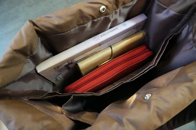 長財布を横にして入れられるメインの収納