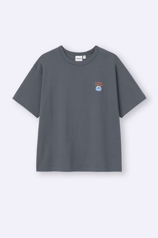 【GU×パペットスンスン】「グラフィックT パペットスンスン」1,490円/胸元のスンスンの刺繍がポイント