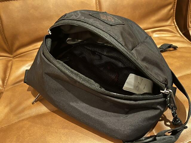 【Columbia パナシーアショルダー】容量は約3L。メインの収納部分は口が大きく開くので荷物を出し入れしやすいです♪