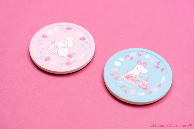 【「ムーミンママズデー」シリーズ】吸水タイルコースター(ピンク/ブルー)各1,100円（発売元：株式会社山加商店）