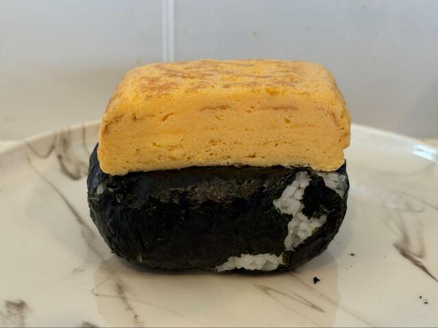 【ロピア 小林さんちのおにぎり】玉子焼きが大きすぎる!