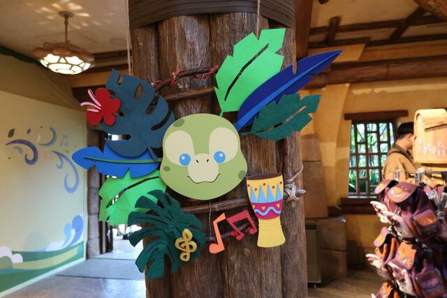 ダッフィー&フレンズの「トライバル・テーブル」店内