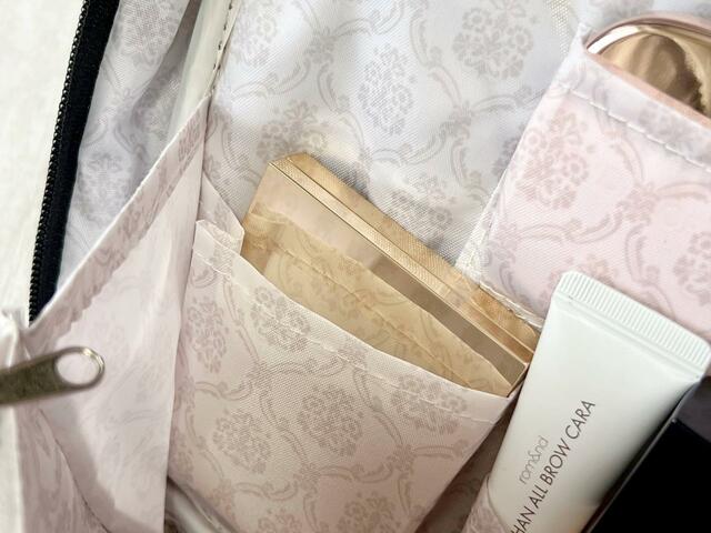 【nanakoななこがさらに本気で作った leur charme COSME POUCH BOOK BLACK】下段の1番大きいマチ付きポケットは、大きめのアイシャドウパレットも楽々収納可能!