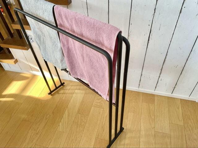 【ニトリ　横から掛けやすい 3連バスタオルスタンド トレス(BK)】タオルを干しているだけなのにオシャレ