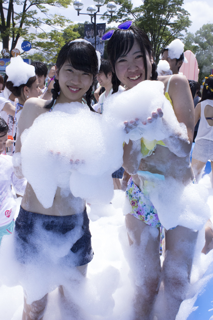 スライドザシティーに参加した水着美女たち