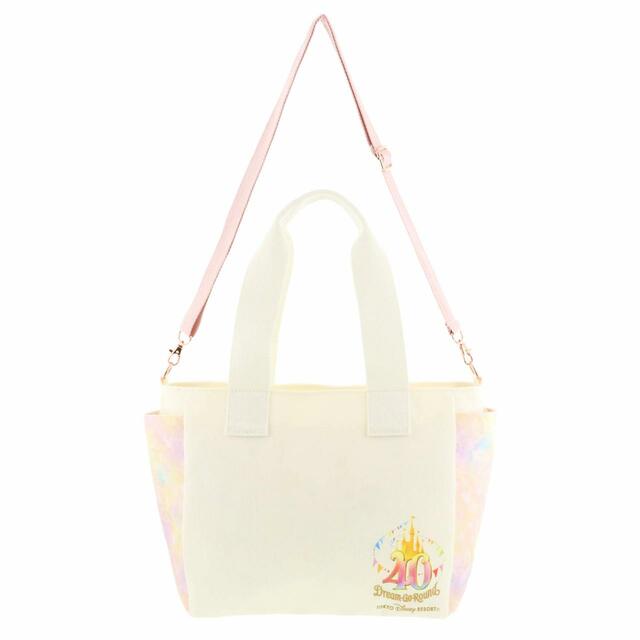 ショルダーバッグ 4,500円｜サイズ：（本体）高さ約25×幅36×マチ約14cm、（ストラップ）長さ約67～130cm｜東京ディズニーリゾート40周年“ドリームゴーラウンド”スペシャルグッズ｜発売日：2023年4月10日（月）｜販売店舗：東京ディズニーランド「グランドエンポーリアム」、東京ディズニーシー「エンポーリオ」