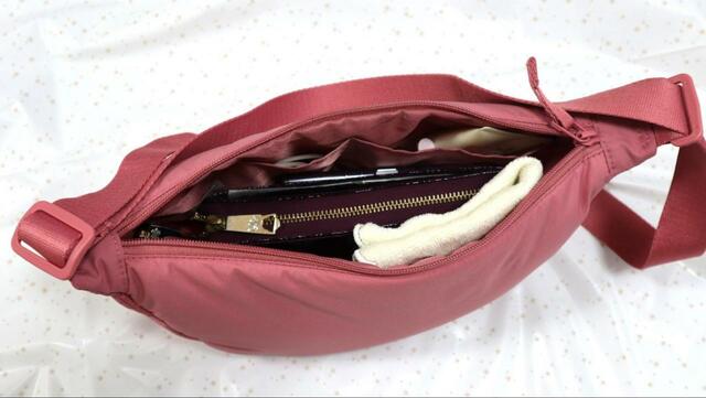 【UNIQLO ラウンドミニショルダーバッグ】普段持ち歩いてる貴重品は問題なく入る