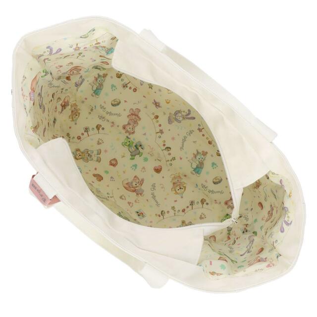 トートバッグ 4,700円｜高さ約31×幅約34×マチ約15cm｜外側に2つ、内側に1つのポケット付き｜「ダッフィー＆フレンズのフロム・オール・オブ・アス」グッズ｜東京ディズニーリゾート40周年“ドリームゴーラウンド”｜発売日：2023年4月10日（月）｜販売店舗：東京ディズニーシー「マクダックス・デパートメントストア」