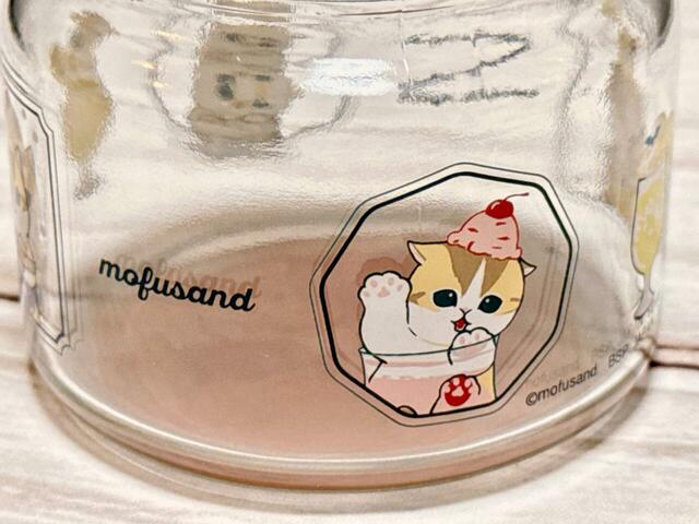ガラス製の本体には、かわいいにゃんこたちのイラストがぐるりとプリントされています