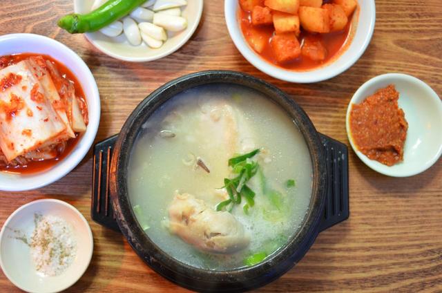 サムゲタンに添えられたカクトゥギ（右上）と白菜キムチ（左上）