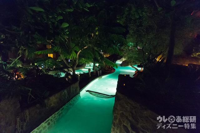 夜の「ワイコロヘ・ストリーム」|アウラニ・ディズニー・リゾート & スパ コオリナ・ハワイ