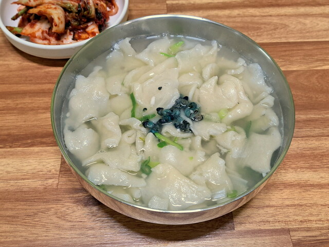 【韓国で行きたい都市・全州 vol.2】お昼ごはんは、タスルギ・スジェビ。タスルギはカワニナ（淡水性の巻貝）、スジェビはすいとんのこと。カワニナも肝機能回復効果があるといわれる