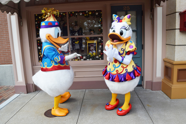 ラブラブなドナルドとデイジーを連続写真で