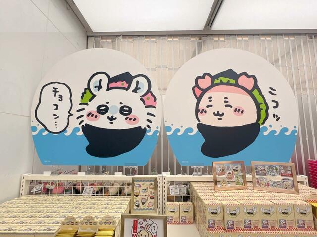 商品棚上の装飾。仲良しのモモンガ＆カニちゃんこと古本屋が登場です♪