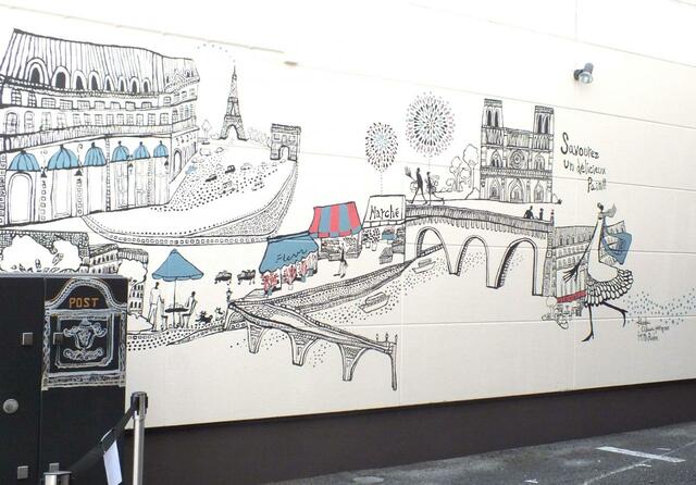 パリの街の一角のような外観。