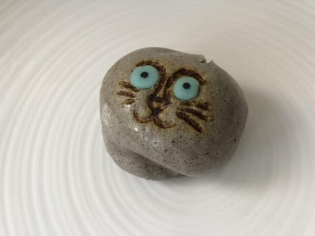 【招福猫子（ねこ）まんじゅう】ロシアンブルー（黒ごま生地、小豆こしあん）