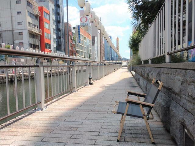 【ワークマン 燃え広がりにくいキャンピングチェア】川を眺める場所に設置