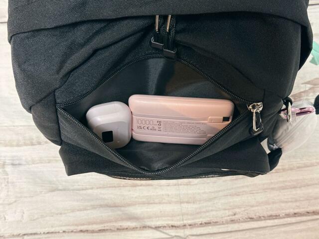 前面上部のポケットにはイヤホンとモバイルバッテリーを収納