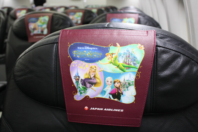 クラスJの方は、味わい深い赤色が映えます【JAL Fantastic Journey Express】