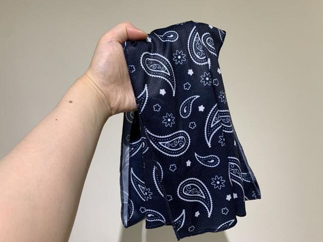 【Watts】「クールタオルペイズリーNB」タオルをふりふり