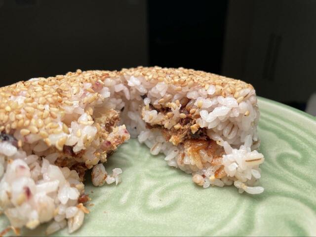 【セブン-イレブン 発芽雑穀米おむすび　おかかクリームチーズ】おかかとクリームチーズがマッチします