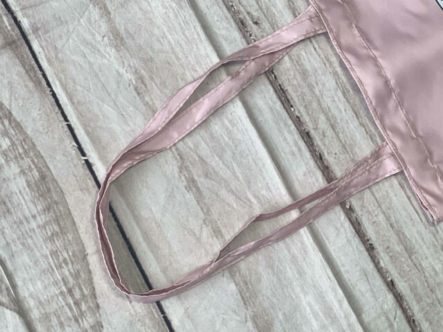 持ち手は長めなため、厚手のアウターを着込んでも肩がけ可能なところがうれしい！