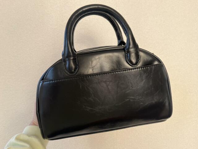 【GU ボーリングバッグ】外ポケットもあります。パスケースなどよく使うものを入れるのがおすすめ◎