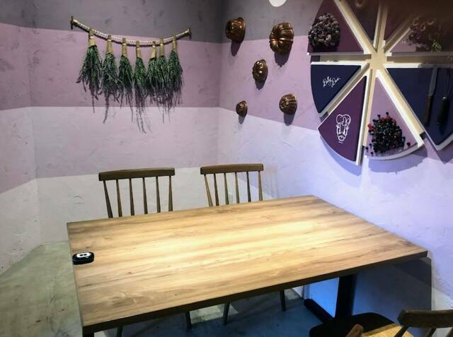 ラベンダーカラーのデイジーダッグデザインの部屋「Disney HARVEST MARKET（ディズニー・ハーベスト・マーケット） By CAFE COMPANY」横浜赤レンガ倉庫店