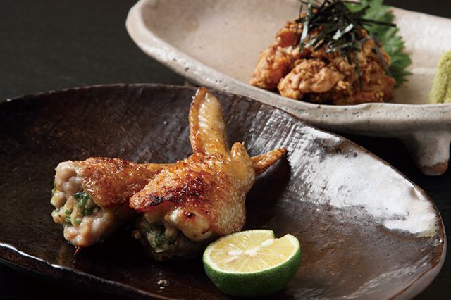 関西「焼き鳥」の名店／炭火焼鳥 酉丸（西三荘）　手羽れんこん 2本540円　地鶏わさび和え 702円