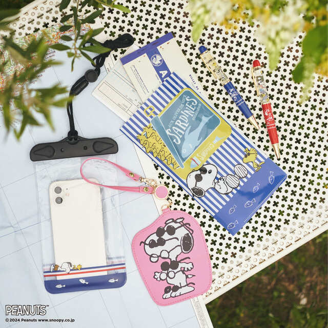 【PEANUTS×Afternoon Tea LIVING】防水ポーチ ¥2,530、リール付きパスケース ¥2,970、チケットホルダー ¥660、ボールペン 各¥990