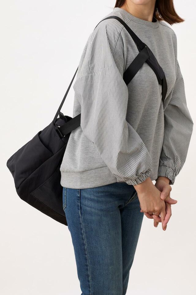 歩きながらでも持ち方を変えられる!5WAYバッグ