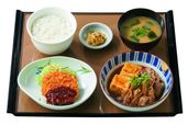 『肉豆腐とメンチカツの定食』