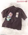 【ユニクロ×モンチッチ】モンチッチ UT/リラックスフィット（1,990円）／胸元にカラーズのモンチッチが描かれたダークブラウン