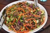 そばとたっぷり野菜のサラダ