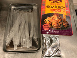 【カルディ タンミョン(麻辣味)】春雨を水につけてから茹でてソースと絡めます